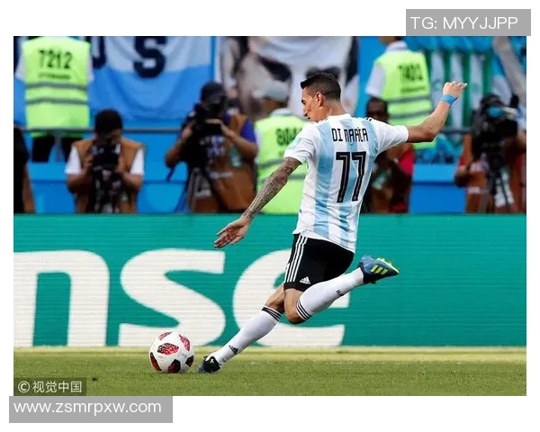 足球明星背影展现帅气风采的迷人瞬间与独特魅力 足球明星背影展现帅气风采的迷人瞬间与独特魅力